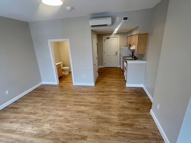 Building Photo - Putnam Winslow– $1,020 – 1 Bathroom Studio, 325 SQ.FT. – UTILITIES INCLUDED, Available Immediately