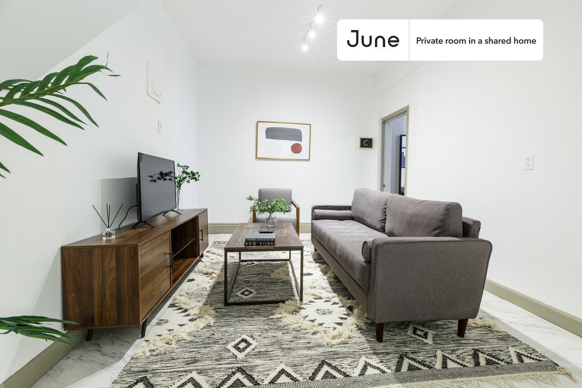 Building Photo - Room in Shared 4 bed/2 bath home in Hell's Kitchen