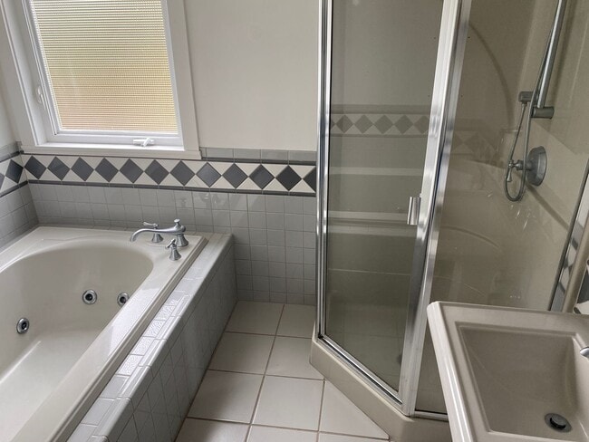 Building Photo - Arbor Lodge Bungalow!