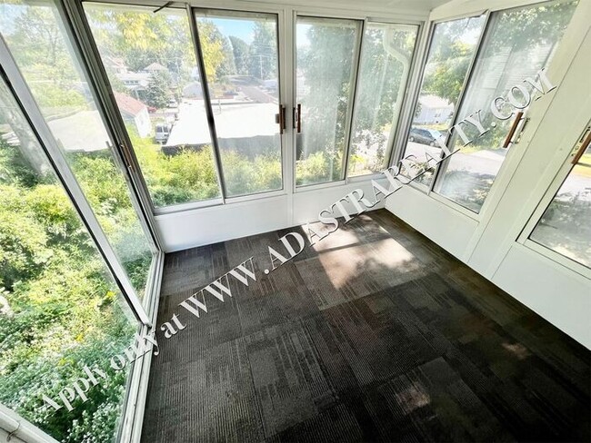 Building Photo - Beautiful 2 Bed 1 Bath Duplex in Independence-Available in FEBRUARY!!