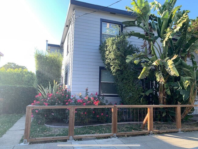 Building Photo - Temescal 1BR with Shared Yard | Updated Unit in a Great Location
