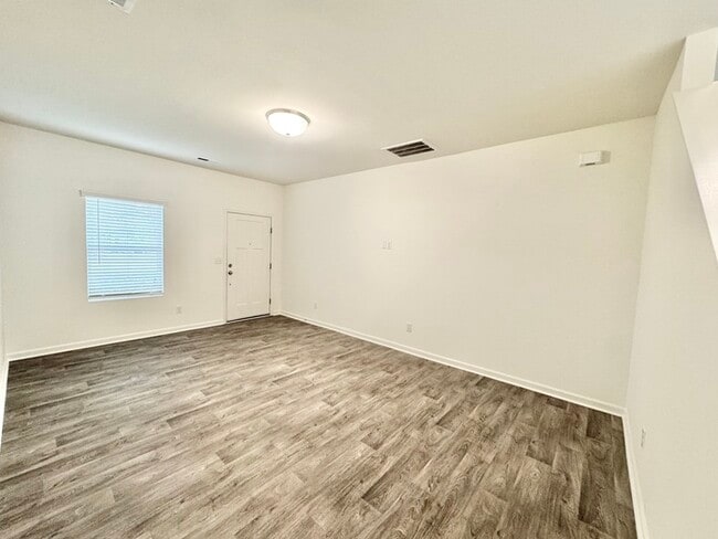 Building Photo - BEAUTIFUL 3BD/2.5BTH Townhome - Belmont - Ready NOW