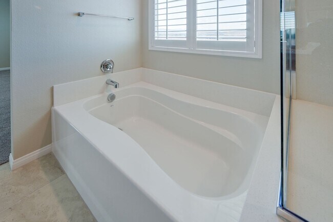 Building Photo - Mountains Edge!! Gated!!  4 bedrooms!! Primary Bedroom and bath down Stairs!! 2 Primary bedrooms!...