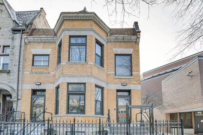 Building Photo - 2033 W Washington Blvd