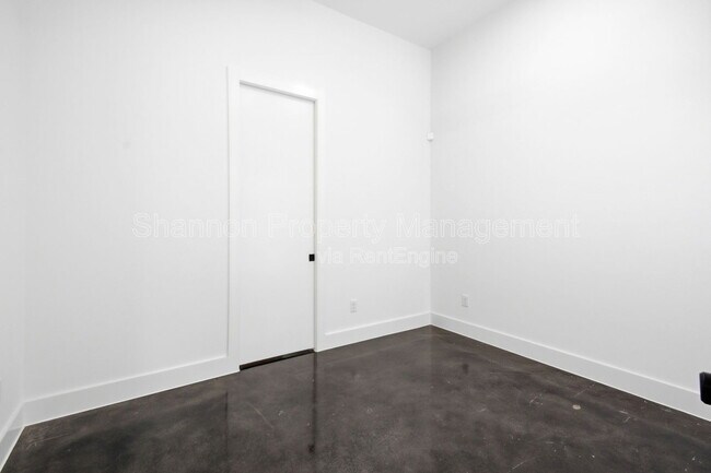 Building Photo - 1307 Bayou St