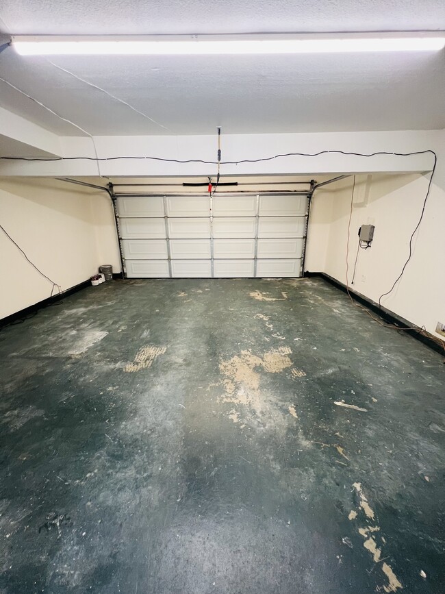 Building Photo - 25183 Parkcrest Dr