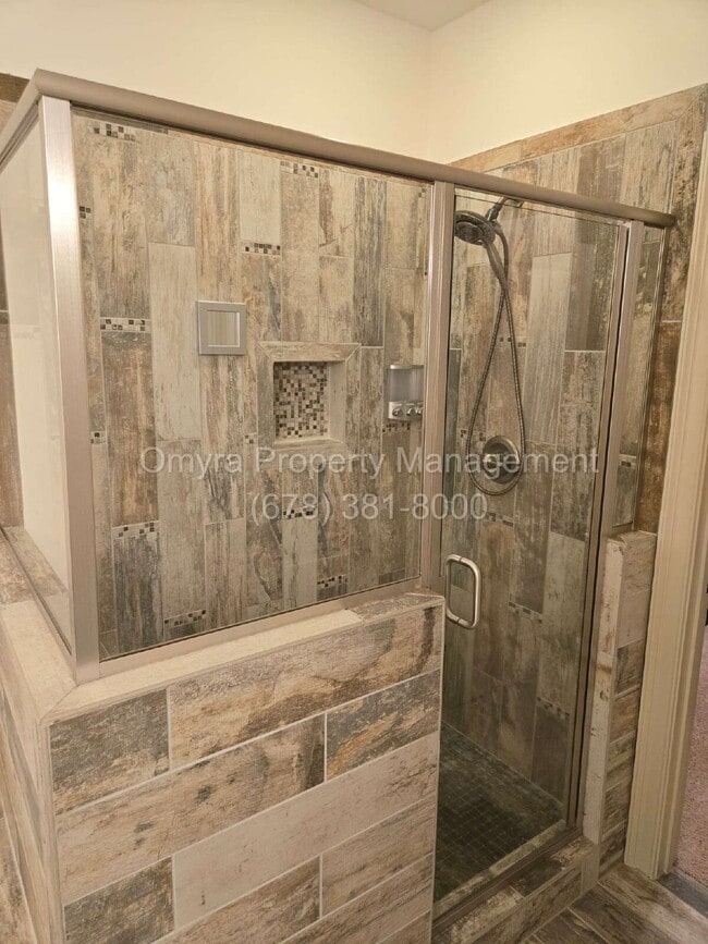 Building Photo - Gorgeous Townhouse near Ansley Mall!