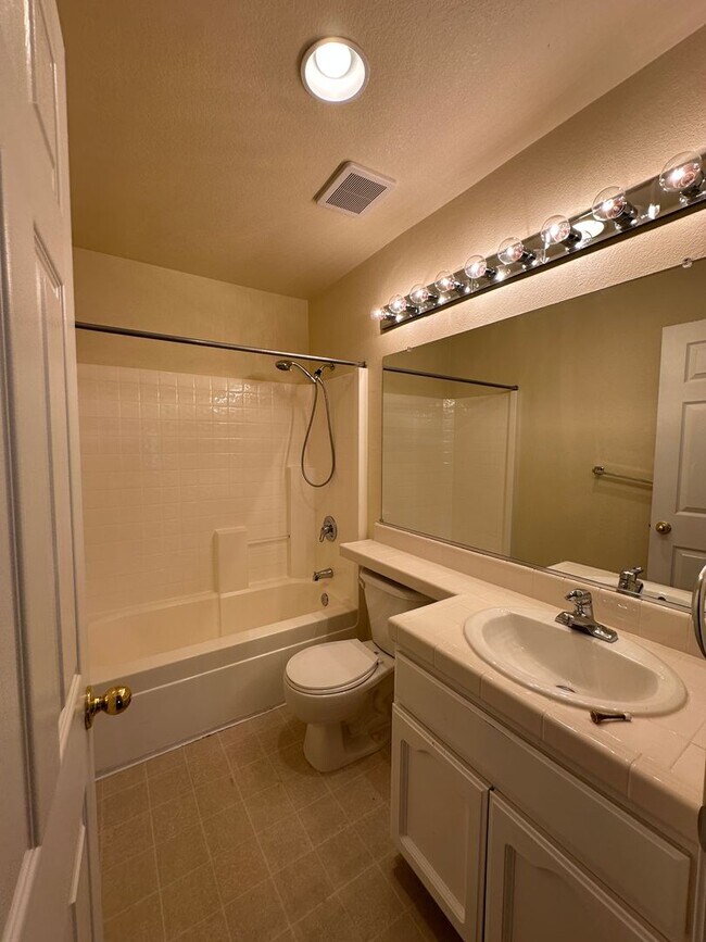 Building Photo - Beautiful 3 bedroom, 2.5 bath two story home