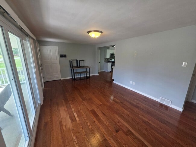 Building Photo - 3-bedroom, 2-bath home in West Mifflin
