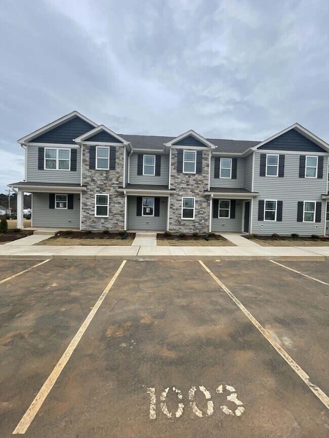 Building Photo - 2 bd 2.5 ba Townhouse