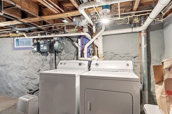 Building Photo - Unique, Renovated 2-Bed Apartment in Quiet...