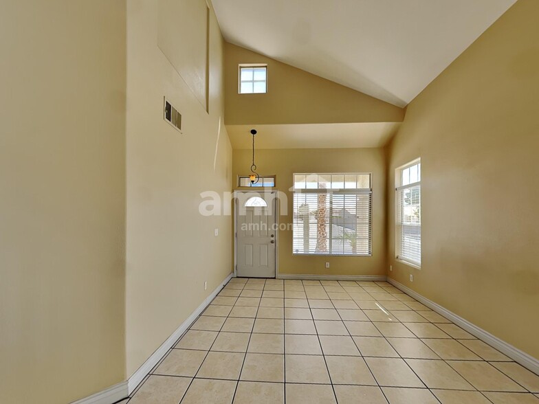 Building Photo - 203 Mariposa Way