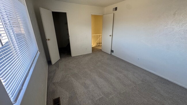Building Photo - 2 bed, 1 Bath, 900 sqft with washer/dryer hookups and 1 car garage