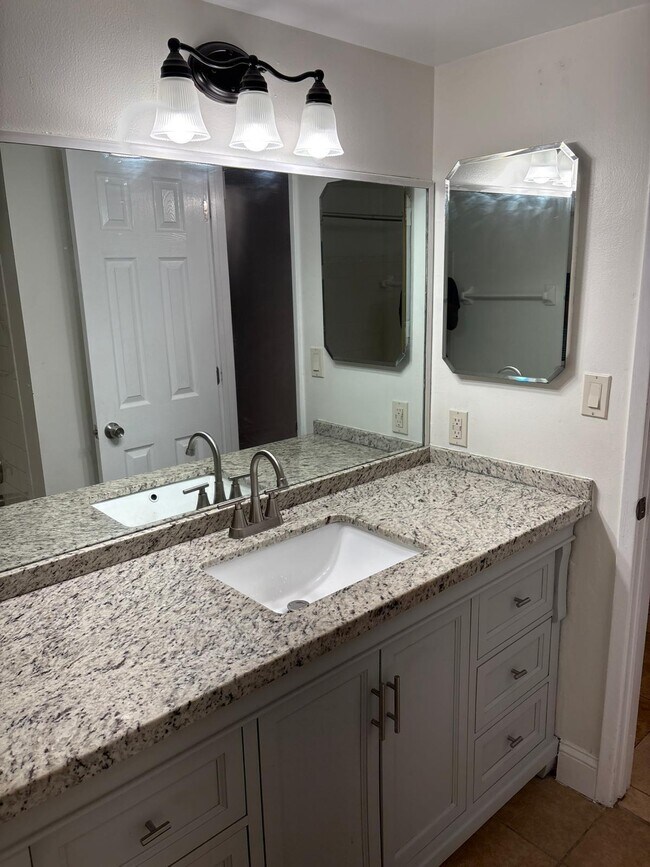 Building Photo - 2741 S Oakland Forest Dr