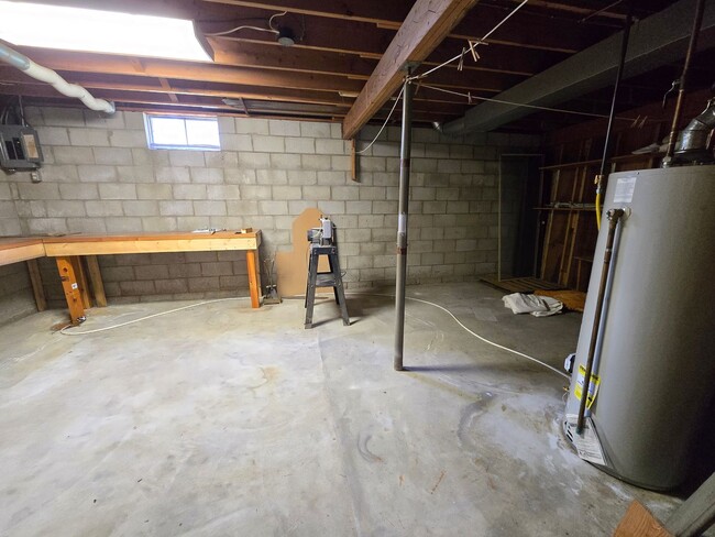 Building Photo - Cute 2-bedroom duplex in Normal!