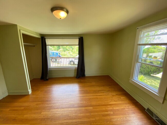 Building Photo - Woodfin - 1920's Cottage