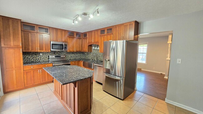 Building Photo - Charming 3-Bedroom Home With Modern Upgrad...