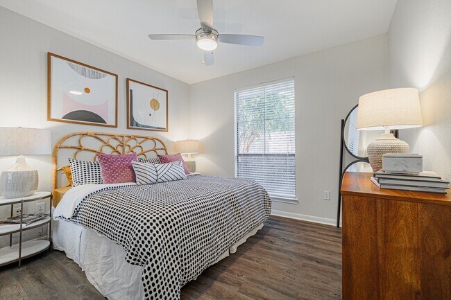 Building Photo - Bright, Open, & $500 Off