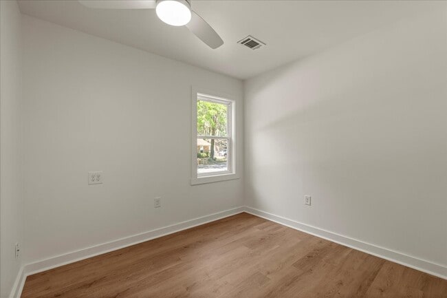 Building Photo - 4 Bedroom Coastal Cottage