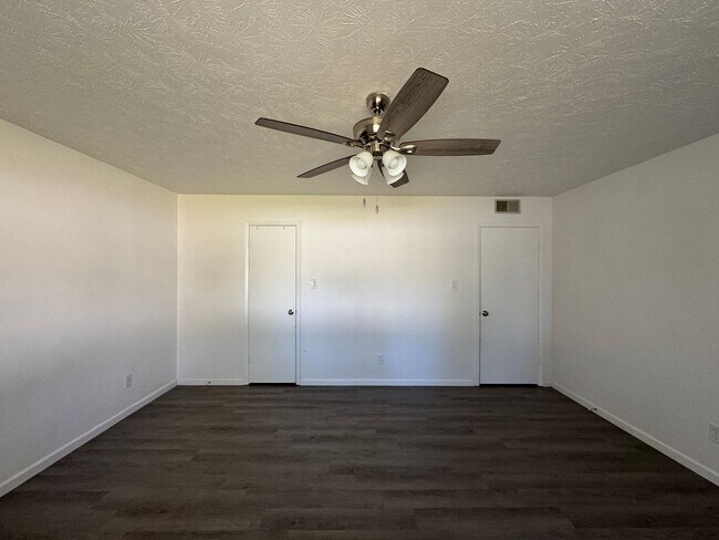 Building Photo - Charming 3 Bed 2 Bath Home with Fenced Yard