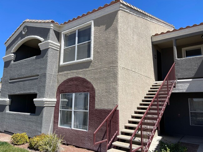 Building Photo - Gorgeous 2nd Floor Unit-Available Now!