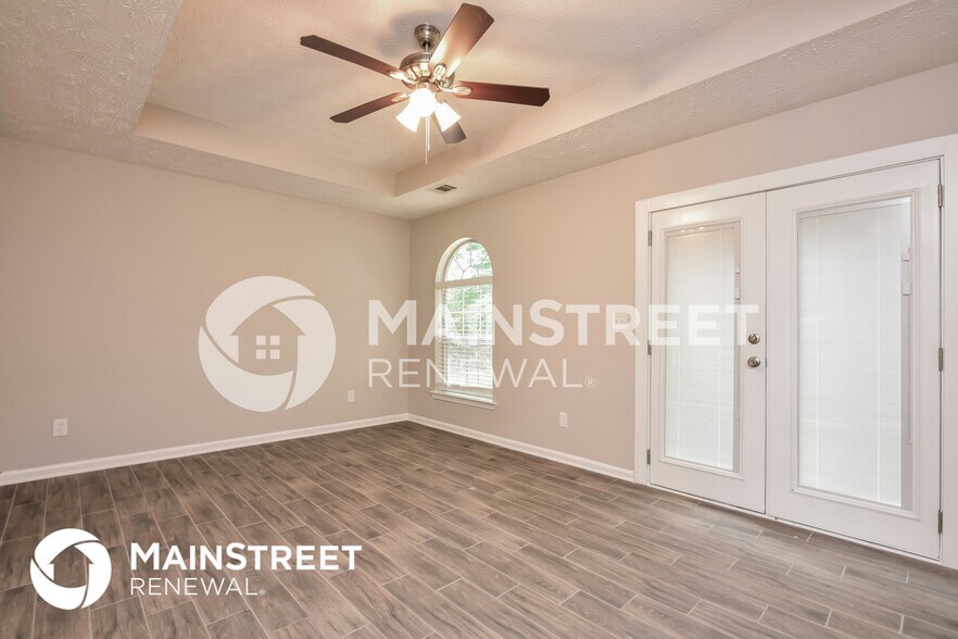 Building Photo - 657 Lake Dr SW