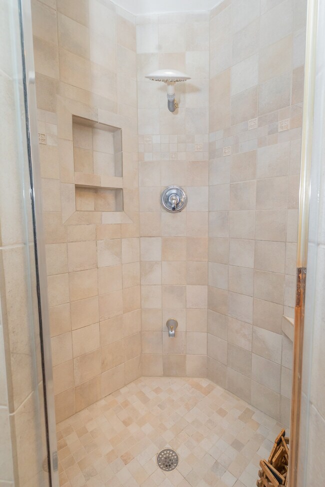 Building Photo - 944 Lakeview Dr