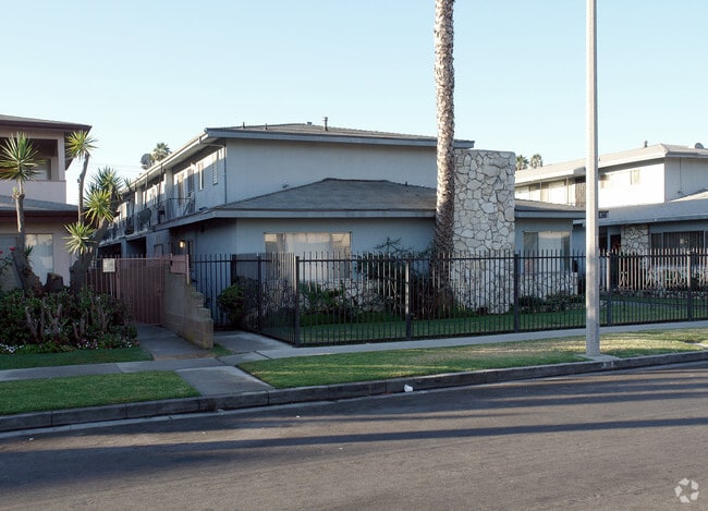 Building Photo - 636 E. 97th St.