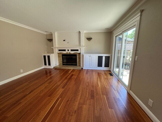 Building Photo - Fully remodeled home, Pet friendly with A/...