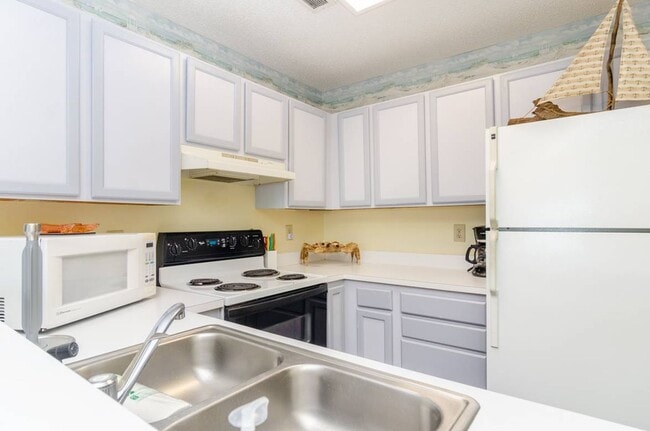 Building Photo - 1437 Fort Fisher Blvd S