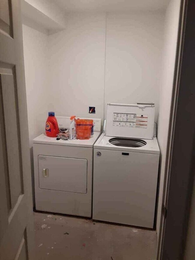 Building Photo - 369 Troy Rd