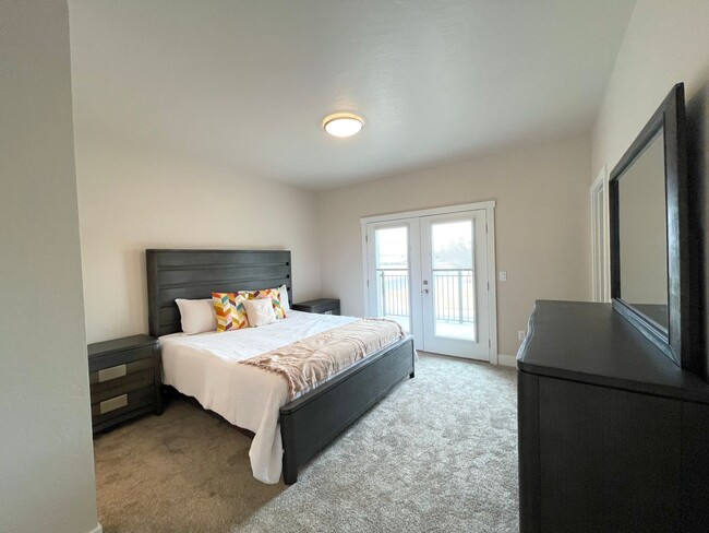 Building Photo - Bright 3br Townhome (New Build)
