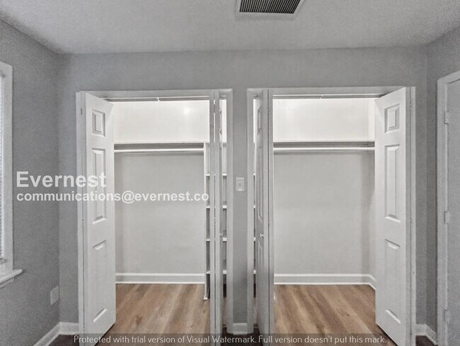 Building Photo - Limited Time Special Offer! / 3 Bed/2 Bath Home with Fenced Yard / Pet-Friendly