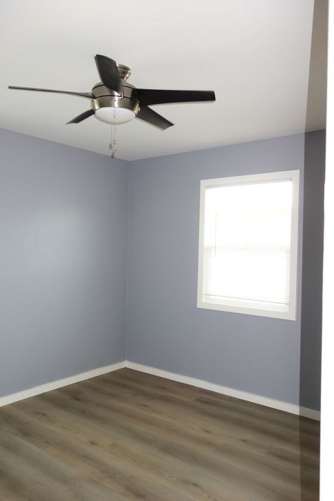 Building Photo - Cute Country Living!