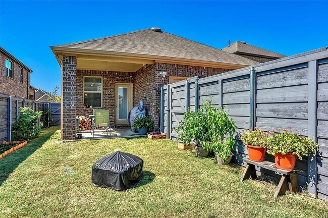 Building Photo - 3 Bed rooms and 2 baths, large master closet. Vinyl garage floor coating is just one of the many ...