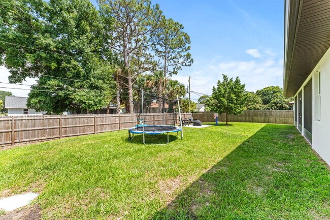 Building Photo - 3/2, fully fenced single family home in NW...