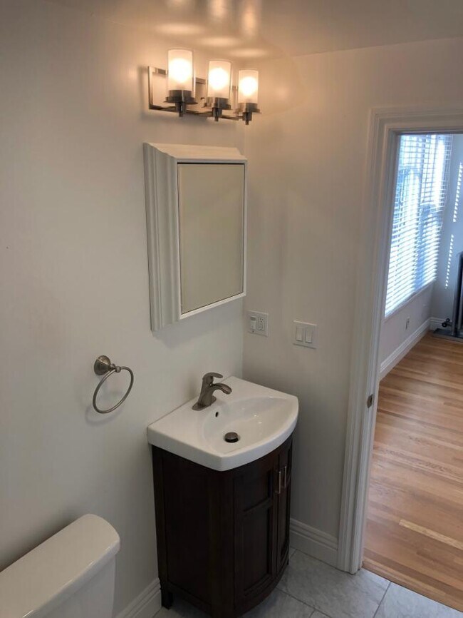 Building Photo - 1 bedroom in Oakland CA 94610