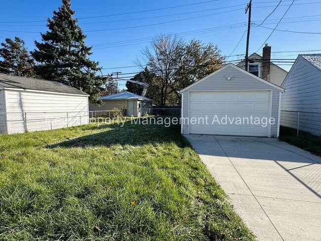 Building Photo - 21012 Beechwood Ave