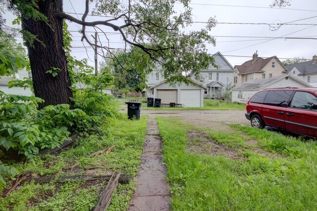 Building Photo - SL AAC1228