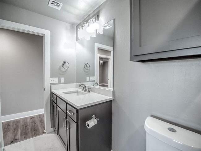 Building Photo - 609 Abadan Dr