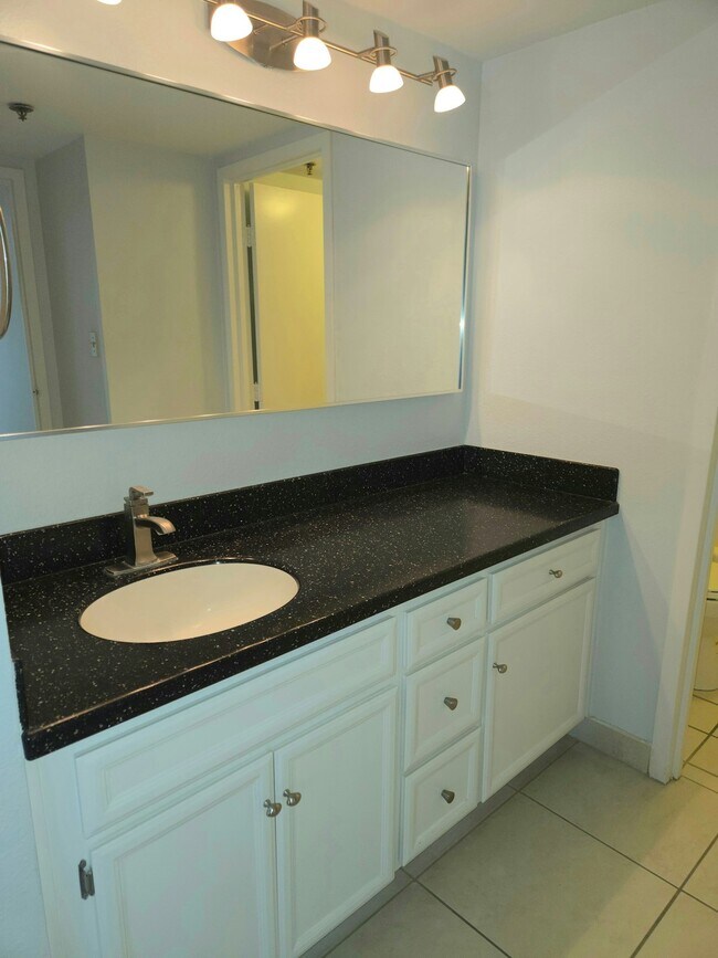 Building Photo - 1514 Seventh Avenue, Unit 205