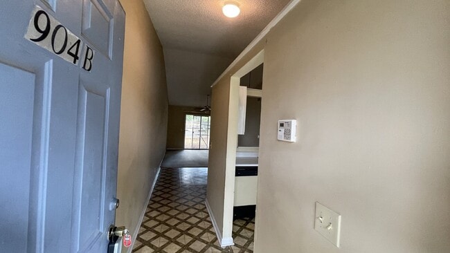 Building Photo - Townhouse For Rent