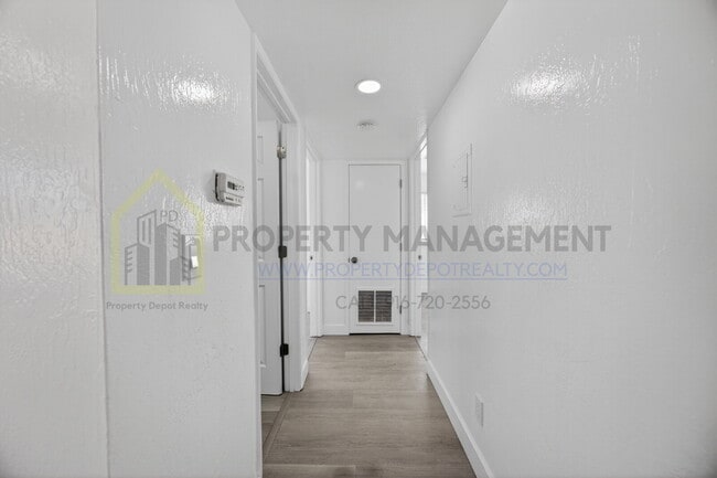 Building Photo - Remodeled 2-Bedroom Gem Near Sac City College