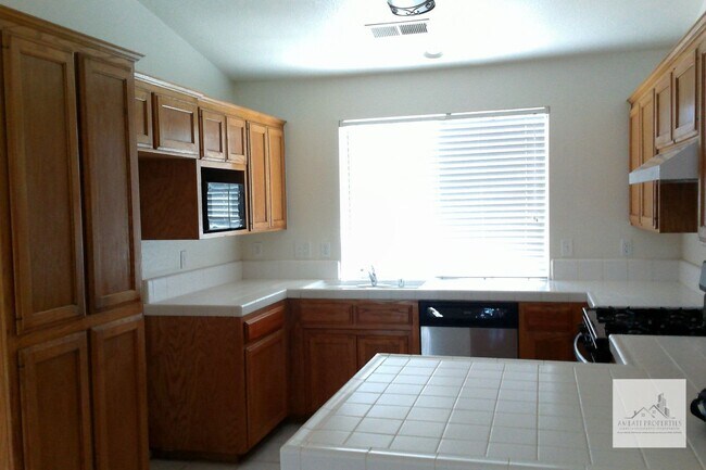 Building Photo - Wonderful 3 Bedroom Home in Sought After Northeast Fresno!