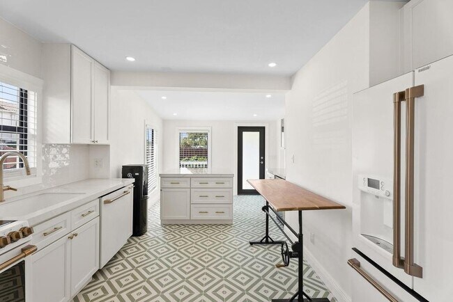 Building Photo - 517 55th St