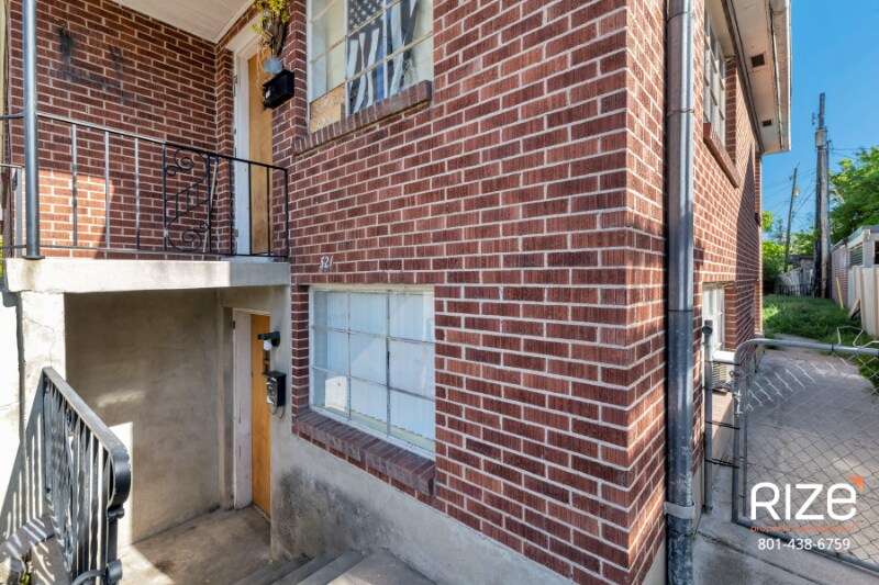 Building Photo - 521 28th St