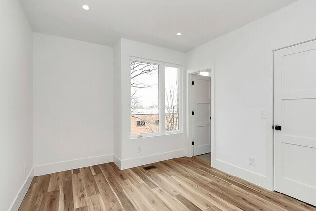 Building Photo - Stunning 3BD/3.5BA Townhome with PRIVATE POOL!