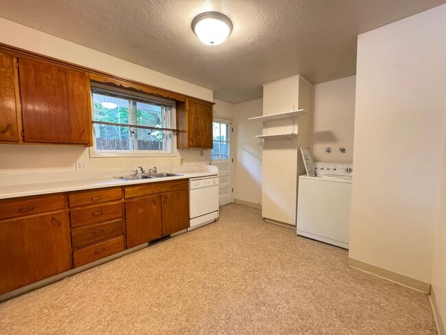 Building Photo - Great 2 Bedroom Condo in Central Fort Collins area