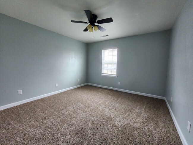 Building Photo - 208 Lockwood Ct