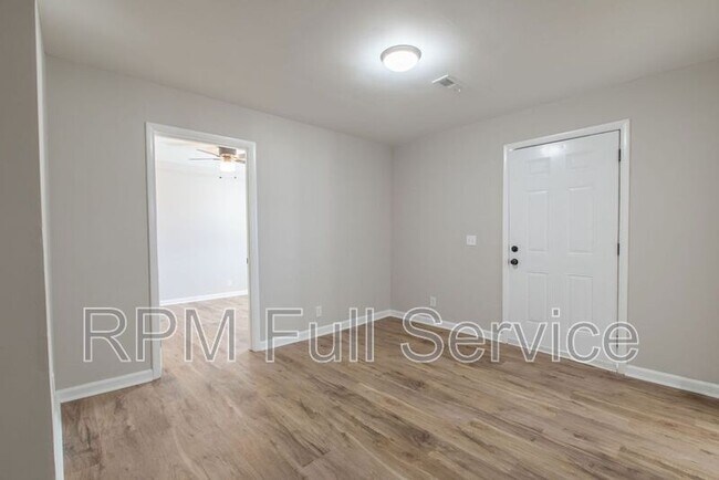 Building Photo - 1002 N Maple St